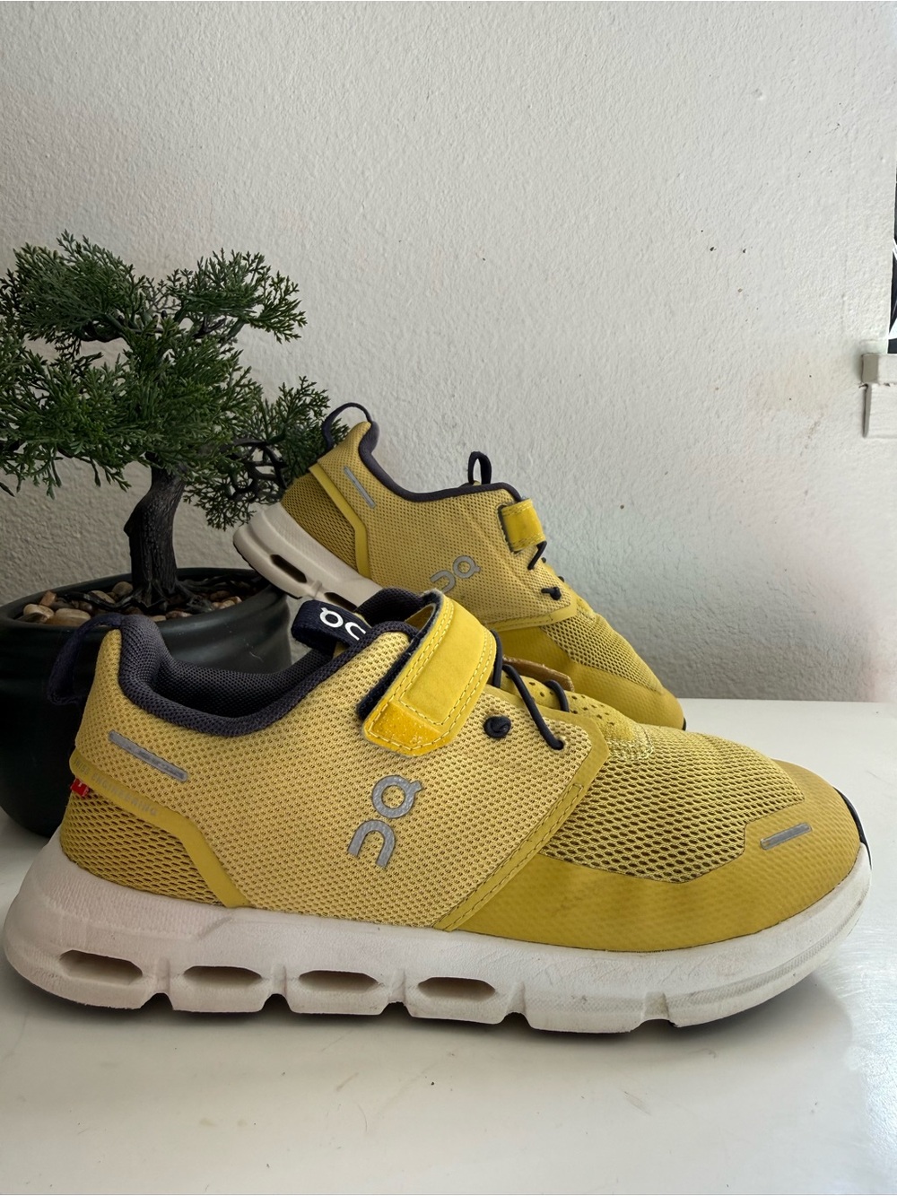 On Running Kids size 2.5 Yellow Mesh Strap Sneakers